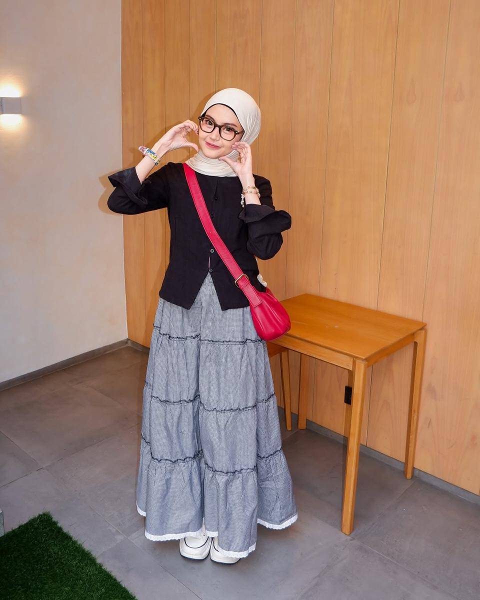 Inspirasi OOTD ala Revina Habilia (instagram.com/refinahm)